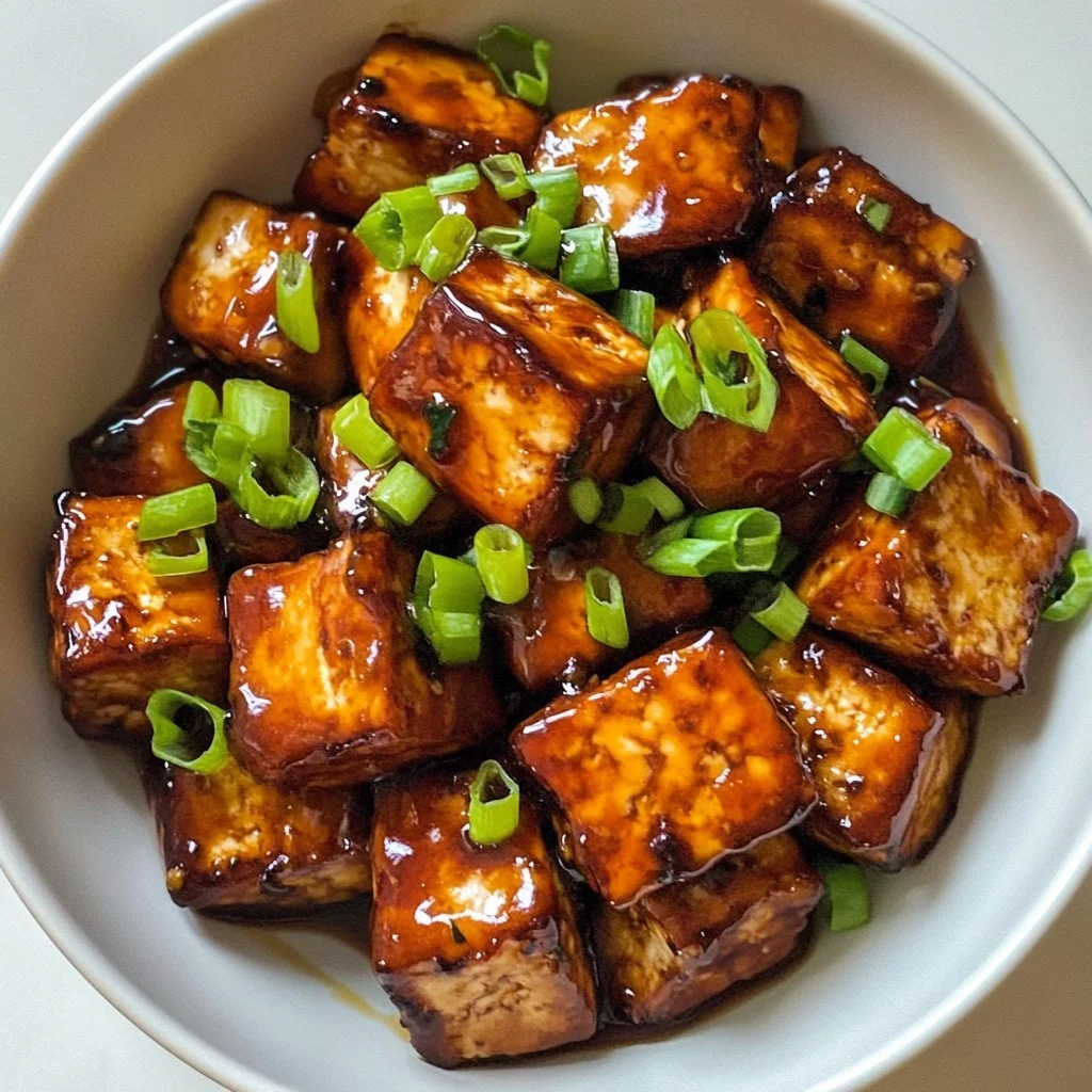 Klebrig glasyr med lönnsirap och miso-tofu på en tallrik.