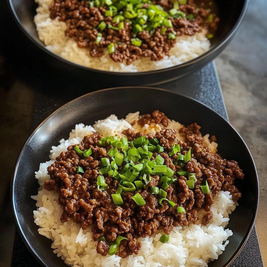 Koreansk nötköttsskål med smakrika ingredienser och eleganta presentationer